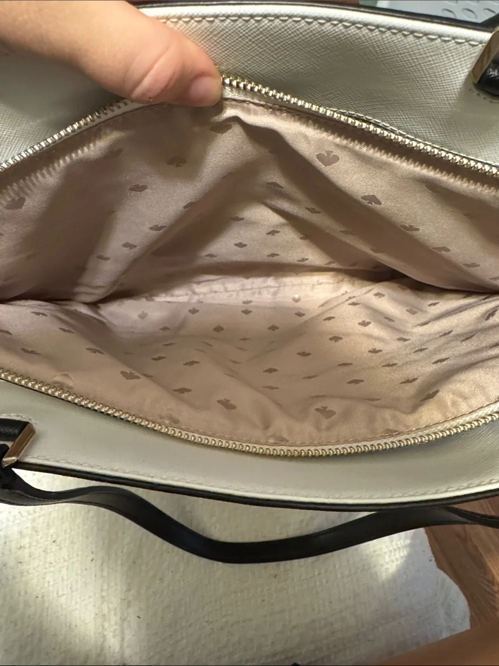 kate spade beige and white tote with black straps